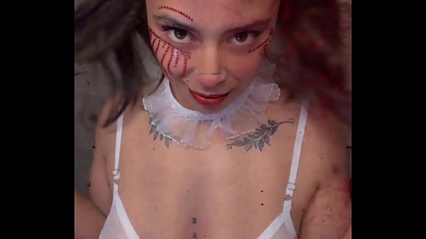 Ella quiere que tengas un final feliz en HALLOWEEN