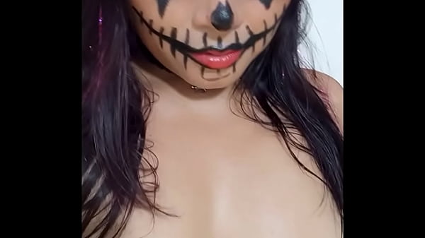 TETONA MUY SEXY EN LENCERIA!! LA BRUJA ARRECHA ESTA MUY SATISFECHA DE HABER TENIDO SEXO Y MENEA SUS NALGAS. ELLA LUCE MUY AGITADA Y CONTENTA DE HABERSE COMIDO UN GRAN PENE LATINO. PORNO REAL CASERO ANTES DE HALLOWEEN